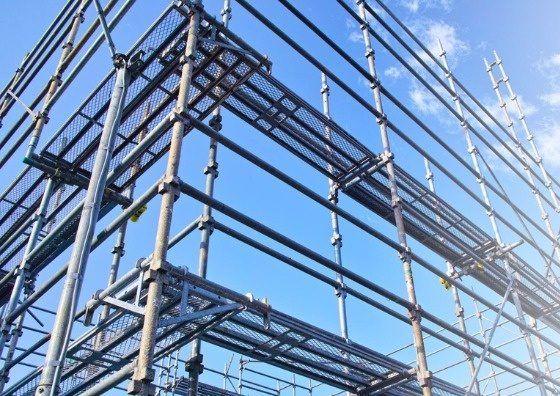 Échafaudage multidirectionnel monté en formation